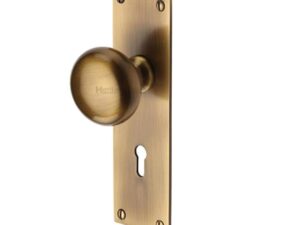 Heritage Brass Balmoral Low Profile Door Knobs On Backplate, Antique Brass (Sold In Pairs)