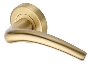 Heritage Brass Wing Satin Brass Door Handles On Round Rose (Sold In Pairs)