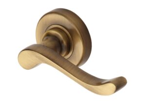 Heritage Brass Bedford Antique Brass Door Handles On Round Rose (Sold In Pairs)