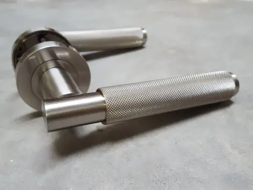 CARLISLE BRASS - EUL050SN VARESE KNURLED LEVER ON ROSE